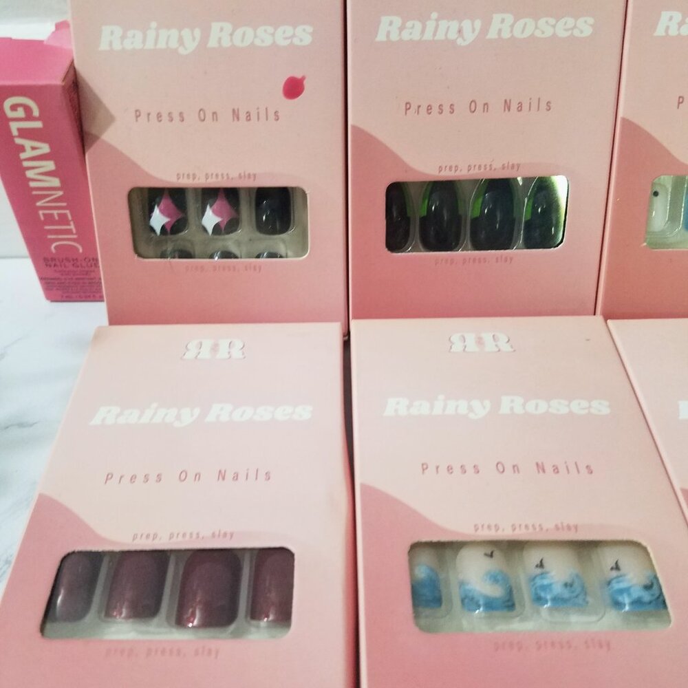 Rainy Roses Bundle of Press-On Nails (Glue Included) - Picture 3 of 3